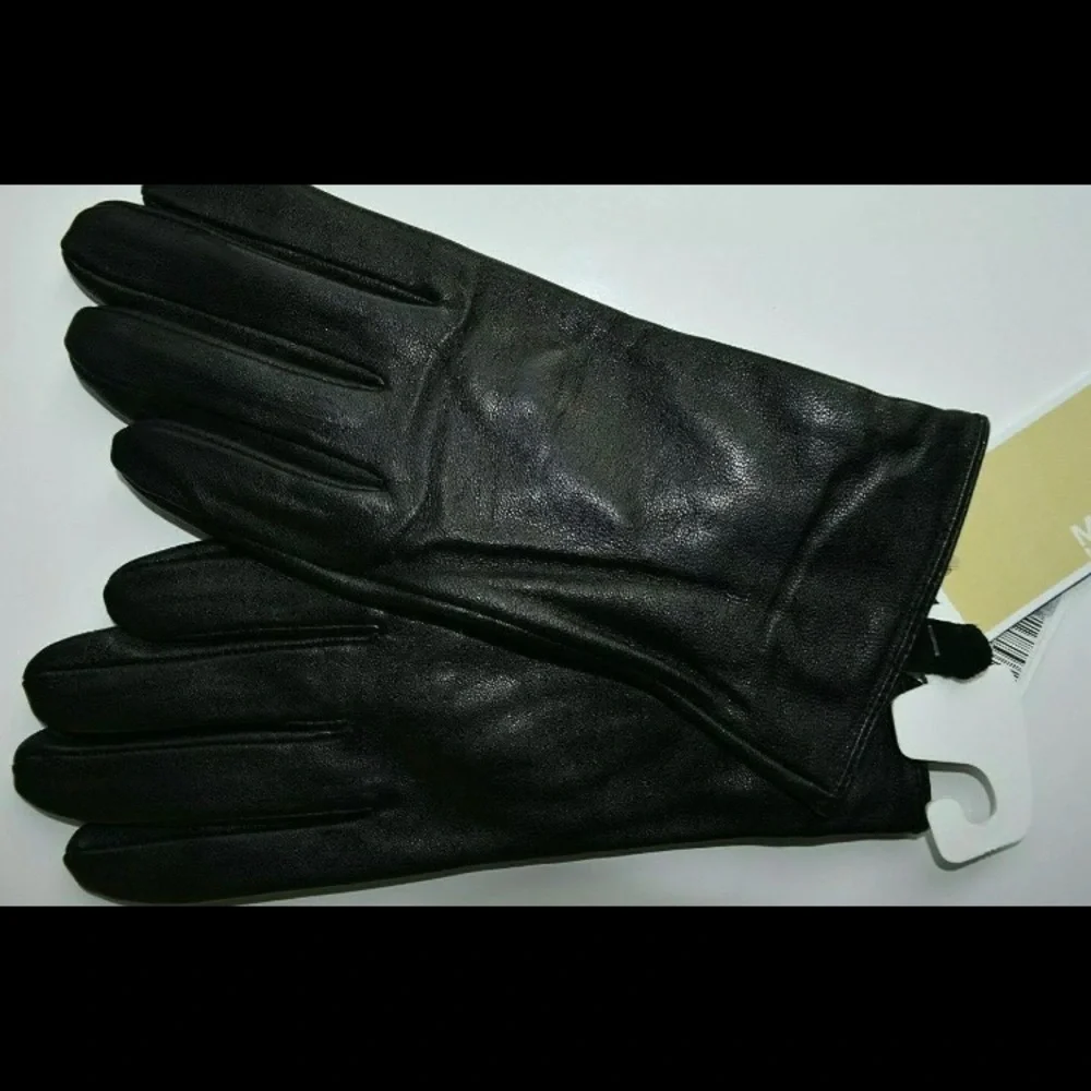 NWT Michael Kors Lambskin Leather Logo Touch Screen Gloves Black Buttery soft M